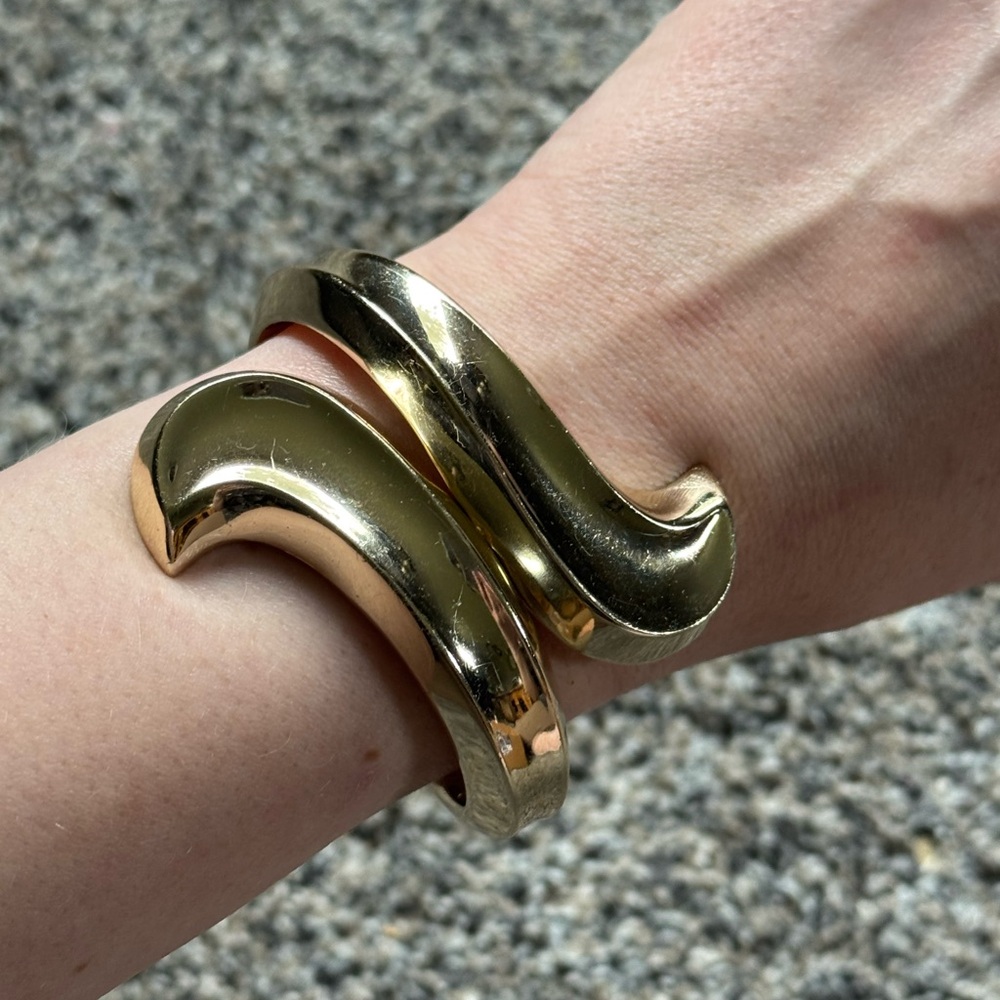 Vintage Trifari Elegant Gold Wave Bracelet